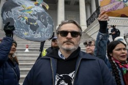Joaquin Phoenix Pemeran Joker Ditangkap Polisi karena Ikut Unjuk Rasa