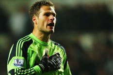 Kiper Asmir Begovic Jalani Tes Medis di Milan