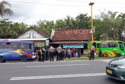 Sering Ugal-ugalan, Agus Disidang Rekan Sesama Sopir Jurusan Jogja-Wates