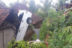 Terjun Bebas, Avanza Nancap di Rumah Warga di Gunungkidul