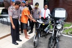 Manfaatkan Keteledoran Pemancing, Seorang Nelayan di Pesisir Kulonprogo Gondol Dua Motor