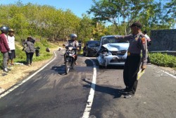 Hendak Menyalip, Nissan Livina Malah Adu Banteng KIA Picanto