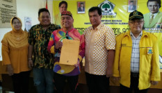 Kembalikan Formulir Penjaringan, Reno Diantar Ratusan Pegowes