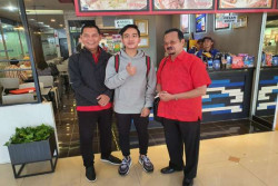 Berangkat ke PDIP Pusat, Gibran Kaget Ternyata Satu Pesawat dengan Rivalnya Puguh 
