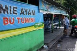 Kisah Pilu Perjalanan Mi Ayam Legendaris 'Bu Tumini'