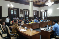 Khawatir Pesangon Ditiadakan, Buruh di Jogja Demo RUU Omnibus Law Cilaka