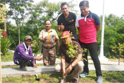 Peringati HPN & HUT RSPD, Pegiat Media Klaten Tanam Bunga di Bukit Sidoguro