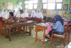 Siswa di SDN Sidoarjo Terpaksa Duduk di Atas Meja karena Banjir