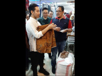 Belanja Batik untuk Istri dan Anak di BTC Solo, Gibran: Bagus Kok