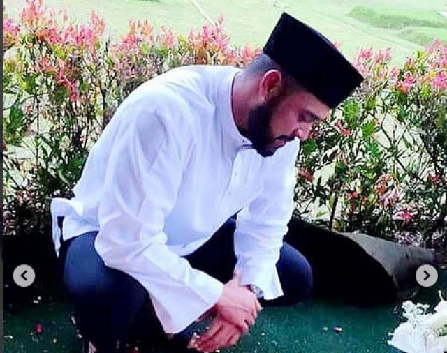 Aktor Malaysia Zul Ariffin Ziarah ke Makam Ashraf Sinclair, Warganet Minta Zul Jaga Kesehatan