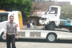 Bus Pariwisata Hantam Pikap dan Motor di Jalur Cinomati 