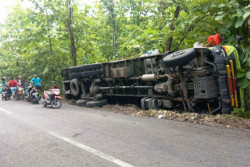 Tak Kuat Menanjak, Truk Tronton Bermuatan Hebel Tergelimpang