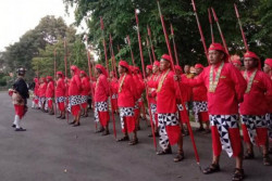 Diguyur Hujan Lebat Saat Upacara, Pasukan Bregada Pakualaman Basah Kuyub