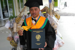 Unik, Mahasiswa di Solo Bawa Beronjong Sayuran saat Wisuda