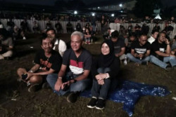 Di JogjaROCKarta, Ganjar Pranowo Duduk Lesehan di Kelas Festival