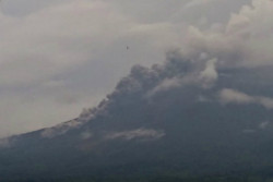 Semeru Semburkan Awan Panas Sejauh 3 Km