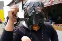 Ada-Ada Saja, Pengendara Ini Pakai Kresek untuk Gantikan Masker