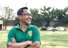 Aji Santoso Dengar Penundaan Laga Persija Vs Persebaya di Perjalanan