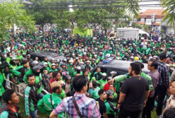 Buntut Pengeroyokan, Puluhan Ojol & Debt Collector Tawur di Ring Road Utara