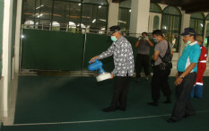 Ikut Semprot Disinfektan, Bupati ke Masjid, Wabup ke Candi Ijo
