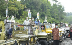 Pasangan Nikah Massal di Lereng Merapi Pakai Masker Gegara Corona