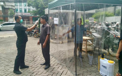 Blue Bird Terapkan Sterilisasi Karyawan dan Pelanggan Melalui Bilik Disinfektan