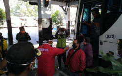 Penumpang dari Luar DIY Diperiksa Suhu Tubuhnya