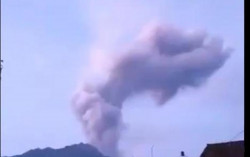 Bentuk Kepulan Erupsi Merapi Mirip Tangan Menengadah