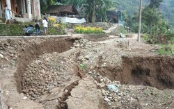 Jalan Desa Sriharjo Ambles, 70 KK Terisolasi