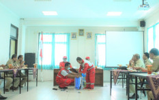 PMI Bagikan Alat Semprot Disinfektan