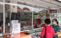 Penjual Pulsa di Condongcatur Ini Lakukan Cara Unik untuk Tangkal Corona