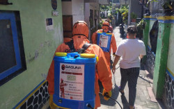 Gelar Aksi Sosial, PDI Perjuangan DIY Semprot Disinfektan ke Kampung-Kampung