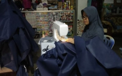 Ninik, Penata Rias yang Banting Setir Jadi Penjahit di Tengah Pandemi Corona & Rela Tak Dibayar untuk Membuat Puluhan APD