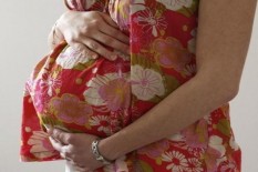 Wanita Positif COVID-19 Melahirkan dan Menyusui Bayinya