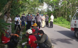 Meninggal di Sawah, Pengendara Motor Dievakuasi Satgas Covid-19 Sleman