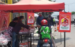 QHomemart BJ Home Berbagi Perlengkapan Medis hingga Beri Nasi Kotak untuk Ojol