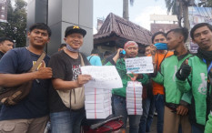 Tak Cukup Taruh Makanan Gratis di Etalasi, Komunitas Ini Bagikan Nasi Kotak ke Ojol