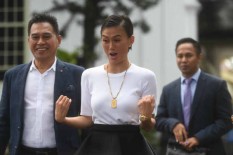 Agnez Mo Pamer Kemesraan dengan Raphael Maitimo