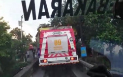 Mau Padamkan Api, Mobil Damkar Terhalang Tenda Posko Covid-19