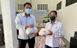 Peduli Covid-19, Serikat Pekerja BPJamsostek Jogja Bagikan Sembako