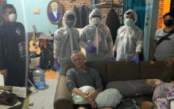 Polisi yang Tangkap Tio Pakusadewo Pakai Baju Hazmat