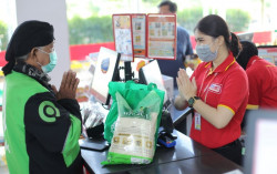 Mitra Ojol Bersyukur Dapat Bantuan Sembako dari Gojek, Membantu Saat Orderan Sepi