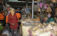 Masuk Pasar, Wajib Jaga Jarak dan Pakai Masker
