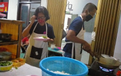 Inspiratif, Penjual Mi Godok di Klaten Bagikan Masker Gratis untuk Pembeli
