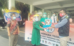 Dukung Tenaga Medis Covid, Warga di Bantul Kirim Karangan Bunga dan Suplemen