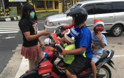 Bantu Cegah Penyebaran Corona, Waria Kulonprogo Bagikan Masker pada Pengendara
