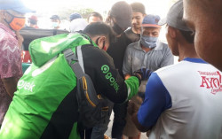 Merasa Bernasib Sama, Ini Cara Ojol Bantu Pekerja Harian Lain