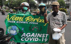 Prihatin Nasib Warga Terdampak Pandemi, Bonek Jogja Ikut Bagi-Bagi Nasi Kotak