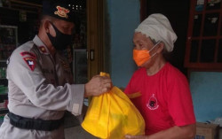 Brimob Polda DIY Bagikan Sembako untuk Warga Terdampak Corona