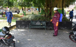 Dispora-KNPI Sleman Semprot Fasilitas Publik dengan Disinfektan